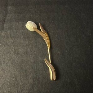 Vintage ladies pin. Gold flower with white pedal.